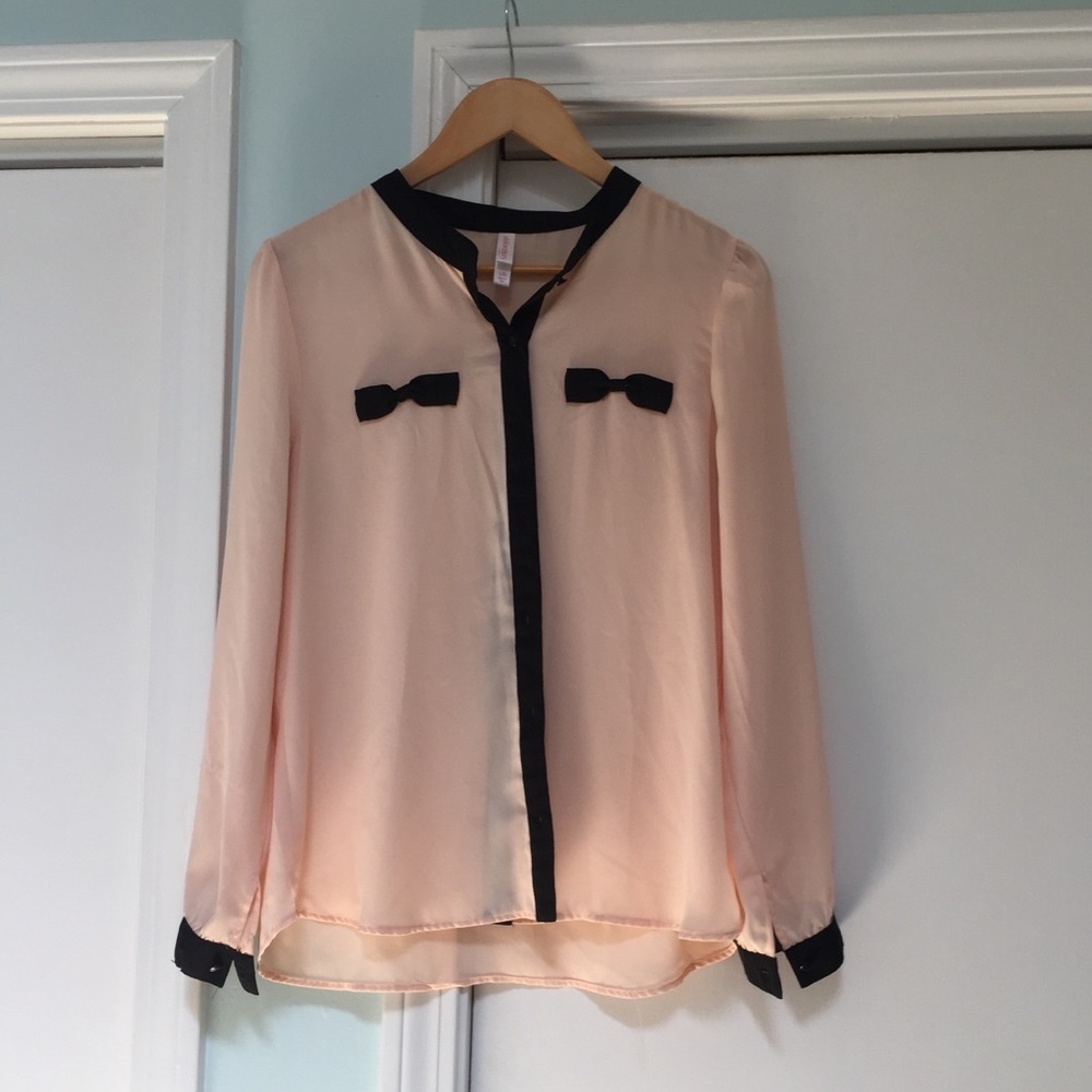 Beautiful Light Pink Flowy ButtonDown Bow Blouse L